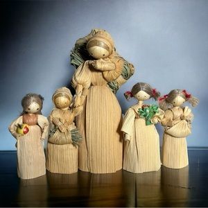 VINTAGE HANDMADE CORNHUSK MOM & HER PRETTY GIRLS